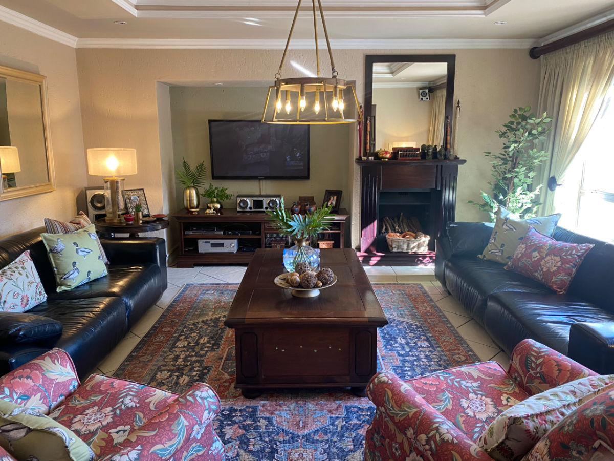 Living room in leather and flowers